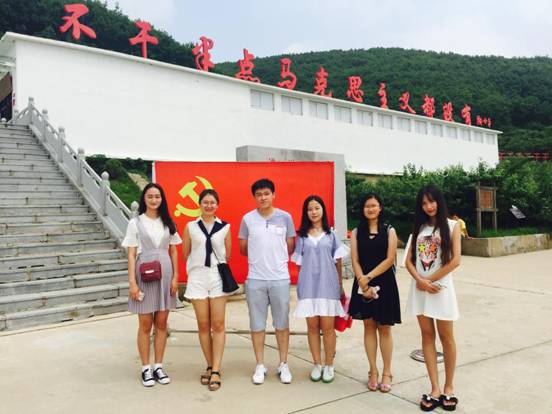 食品学院团委书记唐珏与我院参加暑期社会实践的同学在“干”字广场的合影。